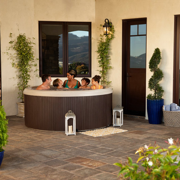 AHS-Specialty_Retail-2023-Splendor_Premier-Sand_Espresso-Lifestyle-Family